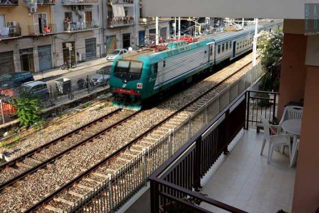 Bari, tra Madonnella e Japigia: l� dove i treni "entrano" nelle case